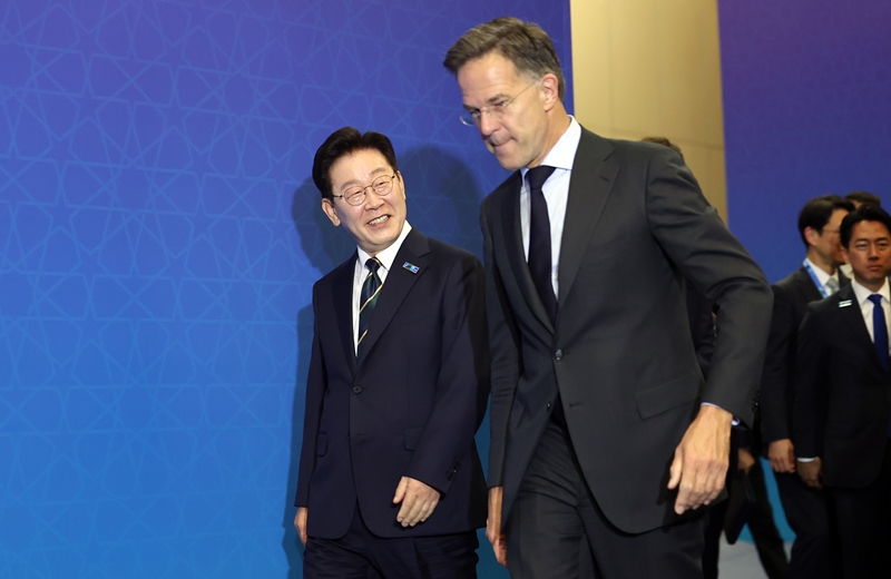 이재명 대통령과 마르크 뤼터 북대서양조약기구(NATO·나토) 사무총장이 7일(현지시간) 튀르키예 앙카라 컨벤션센터에서 열린 나토-IP4(한국·일본·뉴질랜드·호주) 소인수 회담에서 기념촬영을 하기 위해 입장하고 있다. / 뉴시스