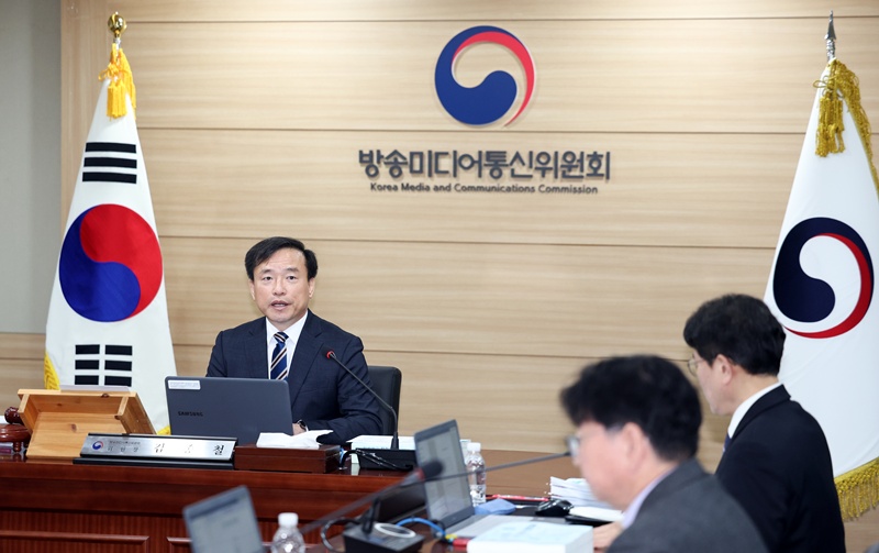‘개정 정보통신망’을 둘러싼 공방이 거세지고 있다. 한편에서는 무분별하게 유포되는 불법·허위조작정보로 인한 피해를 예방할 수 있는 제도라고 평가하는 반면, 다른 한편에서는 표현의 자유를 위축시키는 ‘온라인 입틀막법’이라며 반발하고 있다. / 뉴시스