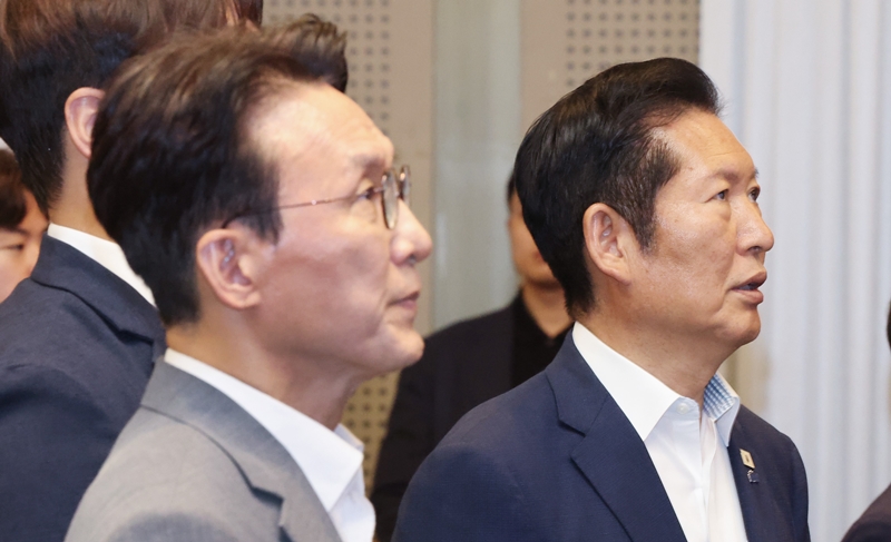 더불어민주당 당권 주자의 윤곽이 잡히는 가운데, 당내 계파 간 공방도 심화하고 있다. 사진은 지난달 28일 오후 경기 광주시 곤지암리조트에서 열린 민주당 6.3 지방선거 청년 당선자 워크숍에서 김민석 전 국무총리와 정청래 전 대표가 국민의례를 하고 있는 모습. / 뉴시스