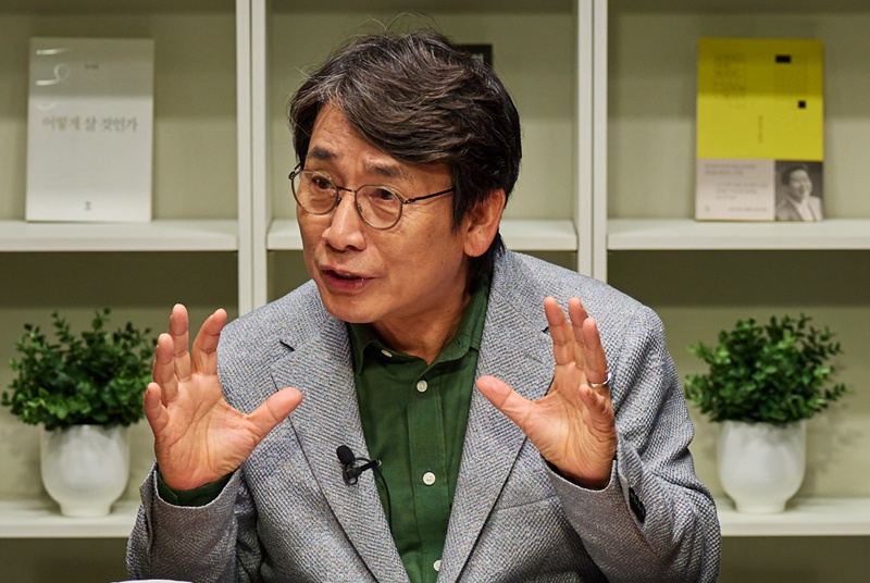 유시민 작가의 ‘ABC론’과 ‘증축·재건축론’에 대해 국민 다수가 동의하지 않는다는 여론조사 결과가 나왔다. 발언 자체에 대한 비동의(45.6%)가 동의(25.7%)를 크게 앞섰다. / 뉴시스