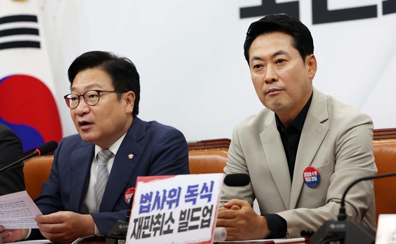 장동혁 국민의힘 대표가 9일 서울 여의도 국회에서 열린 최고위원회의에서 정점식 원내대표의 발언을 듣고 있다. / 뉴시스