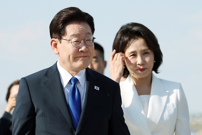 북대서양조약기구(NATO·나토) 정상회의 참석 일정을 마친 이재명 대통령과 김혜경 여사가 8일(현지 시간) 튀르키예 앙카라 에센보아 국제공항에서 몽골 국빈 방문을 위해 공군 1호기로 향하고 있다. / 뉴시스