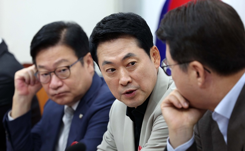 국민의힘이 최근 우리나라 주식시장의 급락세와 높은 변동성의 배경으로 이재명 정부의 무리한 시장 개입을 지목하며 공세 수위를 끌어올렸다. 사진은 9일 오전 국회에서 열린 국민의힘 최고위원회의. / 뉴시스
