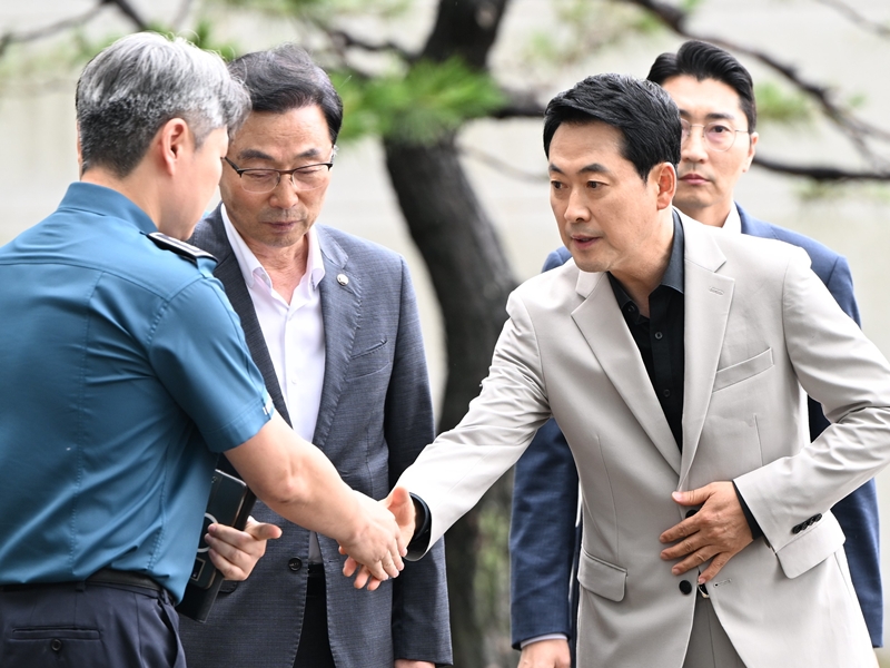 장동혁 국민의힘 대표가 9일 오후 전남광주통합특별시 광산구 광주경찰청을 방문, '장윤기 사건' 부실 수사 의혹과 관련해 김영근 광주경찰청장과 면담을 요구하기 전 경찰 관계자와 악수하고 있다. / 뉴시스