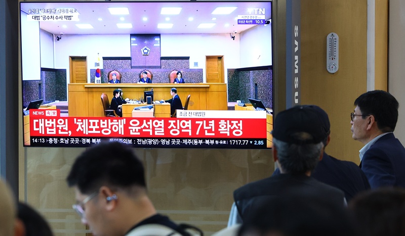 대법원 3부(재판장 이흥구 대법관, 주심 이숙연 대법관)는 9일 윤 전 대통령의 특수공무집행방해, 직권남용 권리행사방해 등 혐의 상고심에서 징역 7년을 선고한 원심을 확정했다. / 뉴시스