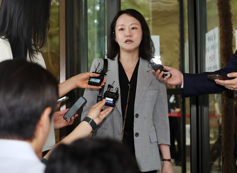 윤석열 전 대통령측 변호인 유정화 변호사가 9일 오후 서울 서초구 대법원에서 열린 윤석열 전 대통령 체포방해 사건 상고심 선고기일을 마친 후 입장을 전하고 있다. / 뉴시스