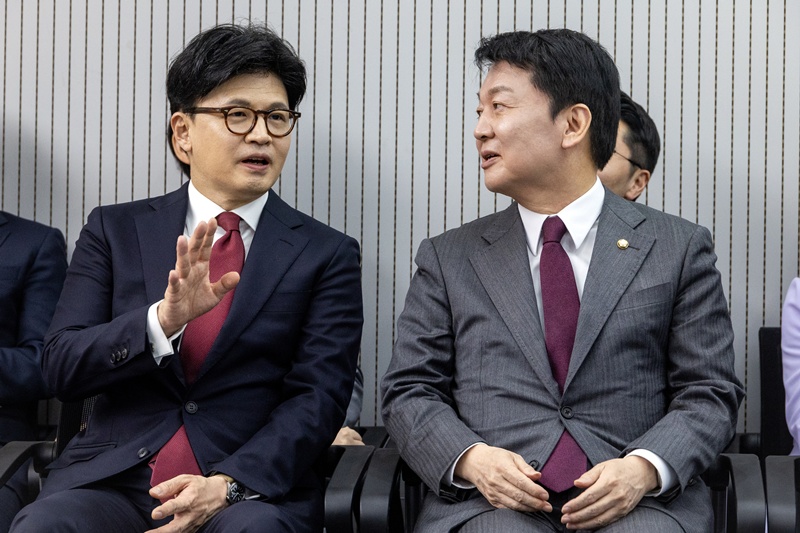 안철수 국민의힘 의원은 추경호 대구시장(당시 국민의힘 원내대표)의 계엄 해제 요구안 표결 방해 혐의 재판에 증인으로 출석해 ‘12.3 비상계엄 당시 한동훈 무소속 의원(당시 국민의힘 당대표)이 의원들에게 국회가 아닌 당사 집결을 지시했다’는 취지로 증언했다. 사진은 2025년 4월 29일 제21대 대통령후보자 국민의힘 3차 경선 당시 한동훈 의원과 안철수 의원의 모습. / 뉴시스