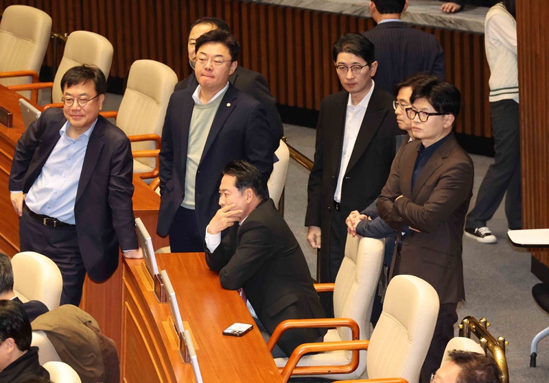 한동훈 의원은 9일 기자들과 만나 “객관적 사실들은 당시에 실시간으로 있었던 단체대화방 메시지들, 많은 사람들의 실시간 SNS, 언론사들의 촬영으로 이미 객관적으로 확정돼 있다”며 “개인 문제가 아니라 역사 문제이기 때문에 왜곡 시도에 대해 단호히 대응할 생각”이라고 말했다. 사진은 2024년 12월 4일 새벽 서울 여의도 국회에서 열린 본회의장에 모인 한동훈 의원. / 뉴시스