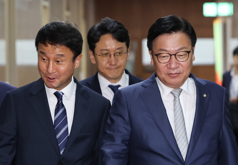 여야는 선거관리위원회 특검법과 관련해 ‘특검 추천권’을 두고 공방을 주고받았다. 사진은 한병도(왼쪽) 더불어민주당 원내대표와 정점식 국민의힘 원내대표가 9일 국회에서 국회의장 주재 여야 원내대표 회동을 마치고 밖으로 나서고 있는 모습. / 뉴시스