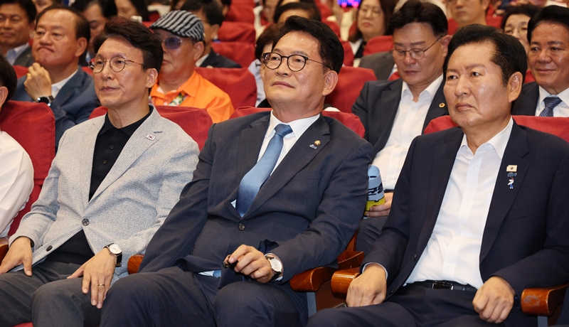 더불어민주당 당 대표 및 최고위원 후보자 등록이 3일 앞(16~17일 진행)으로 다가왔지만, 당 지도부가 아직 전당대회 룰을 확정하지 못하고 있다. 사진은 지난 12일 국회의원회관에서 열린 전국자치분권민주지도자회의(KDLC)에서 민주당 당 대표 후보 (사진 왼쪽부터) 김민석 전 국무총리, 송영길 의원, 정청래 전 대표가 자리하고 있는 모습. / 뉴시스
