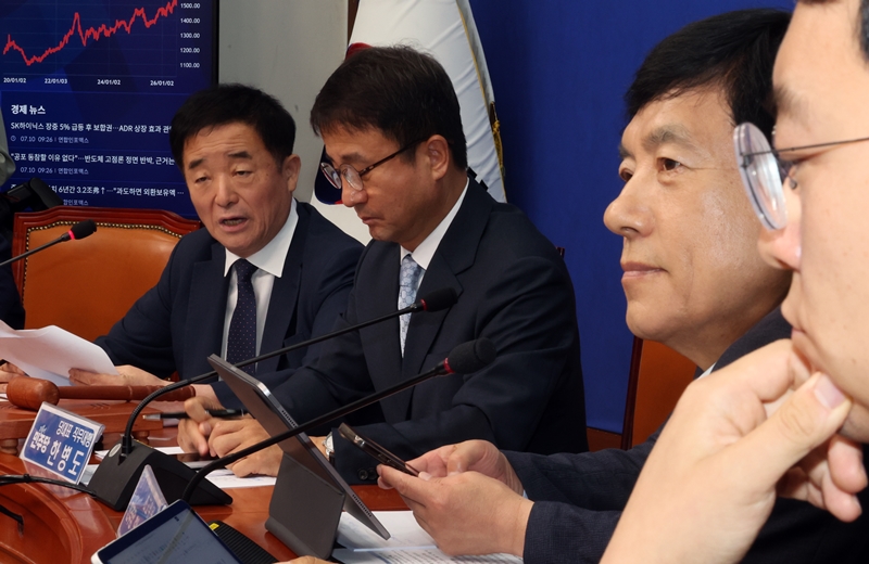 더불어민주당 대표 선거에 선호투표제를 도입하는 문제를 두고 신경전이 이어지고 있지만, 지도부는 이견만 보이며 공전을 거듭하고 있다. 이에 13일 예정됐던 공개 최고위원회의도 취소됐다. 사진은 강득구 최고위원이 지난 10일 국회에서 열린 최고위원회의에서 발언하고 있는 모습. 왼쪽부터 강 최고위원, 한병도 대표 직무대행 겸 원내대표, 이성윤, 박지원 최고위원. / 뉴시스