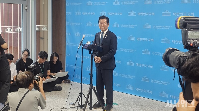 정청래 전 더불어민주당 대표가 13일 오후 국회 소통관 기자회견장에서 당 대표 선거 출마를 선언하고, 취재진의 질문에 답하고 있다. / 전두성 기자