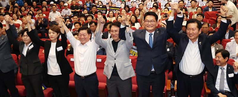 정청래 전 더불어민주당 대표가 13일 당 대표 선거 출마를 선언하면서 당권 경쟁은 정 전 대표를 비롯한 김민석 전 국무총리와 송영길·고민정 의원, 김보미 전 강진군의원의 5파전 양상으로 치러질 예정이다. 사진은 지난 12일 국회의원회관에서 열린 전국자치분권민주지도자회의(KDLC)에서 (오른쪽부터) 정 전 대표, 송 의원, 김 전 총리, 박승원 광명시장, 고 의원, 김 전 군의원이 손을 잡고 있는 모습. / 뉴시스