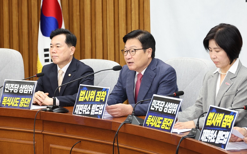 정점식 국민의힘 원내대표는 14일 국회에서 열린 원내대책회의에서 “이재명 대통령이 지난 12일 골프를 친 것이 사실이냐”며 “대통령도 골프를 칠 수 있지만, 동해 차디찬 바다에서 우리 해군 병사가 실종돼 애타는 수색 작업이 진행 중이었다면, 군 통수권자로서 한가하게 골프 라운딩을 할 수는 없을 것”이라고 비판했다. / 뉴시스