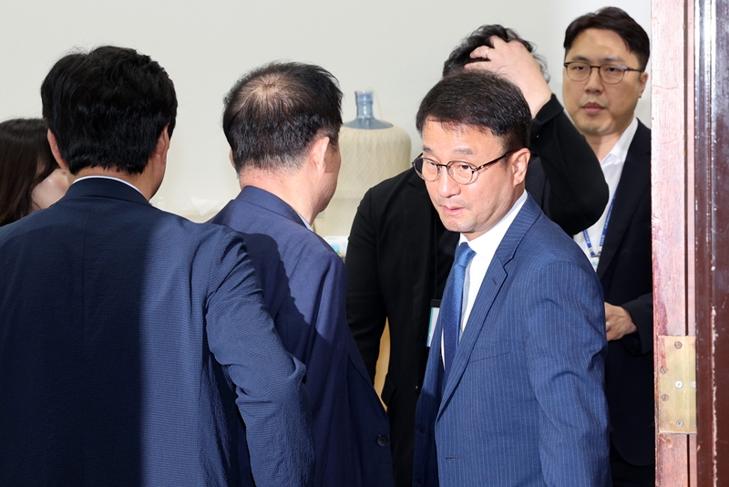 더불어민주당 지도부가 14일 당 대표 선거와 관련해 ‘선호투표제’를 도입하기로 결정했다. 다만 청년 최고위원제 도입 문제는 지도부의 표결 끝에 부결됐다. 사진은 한병도 대표 직무대행 겸 원내대표가 이날 국회에서 열린 비공개 최고위원회의를 마치고 나서고 있는 모습. / 뉴시스
