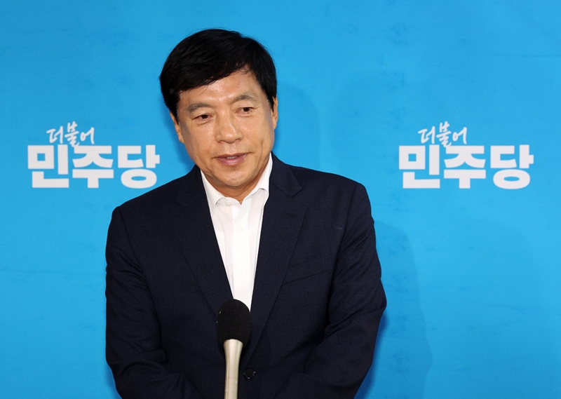 더불어민주당 지도부가 14일 당 대표 선거와 관련해 ‘선호투표제’를 도입하기로 결정한 가운데, 친청계(친정청래계)인 이성윤 최고위원이 결정에 반발해 최고위원직을 사퇴했다. 사진은 이 최고위원이 이날 국회에서 열린 비공개 최고위원회의를 마치고 취재진 앞에서 발언하고 있는 모습. / 뉴시스