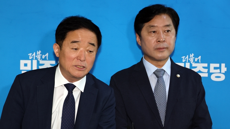 더불어민주당 8월 전당대회에서 청년 최고위원제를 도입하는 문제와 관련해 14일 비공개 최고위원회의에서 이 안건이 부결되자, 친명계(친이재명계)가 강하게 반발했다. 사진은 강득구(왼쪽), 황명선 최고위원이 지난 10일 국회에서 열린 최고위원회의를 마친 뒤 백브리핑을 하고 있는 모습. / 뉴시스