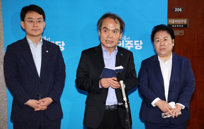 박지원(왼쪽부터), 박규환, 문정복 더불어민주당 최고위원이 14일 오전 서울 여의도 국회에서 열린 비공개 최고위원회의를 마치고 발언하고 있다. / 뉴시스