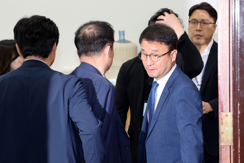 한병도 더불어민주당 대표 직무대행 겸 원내대표가 14일 오전 서울 여의도 국회에서 열린 비공개 최고위원회의를 마치고 나서고 있다. / 뉴시스