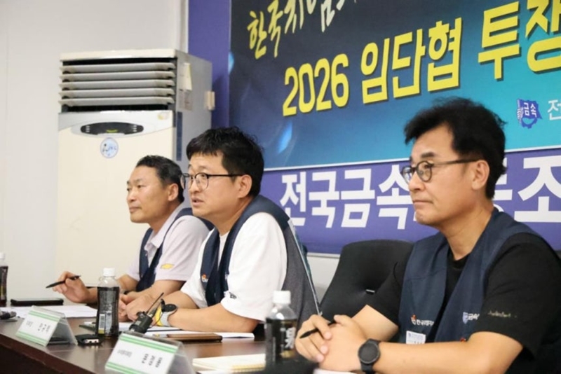 금속노조 한국지엠지부는 이번 임단협에서 신차 배정을 확답 받기 위해 힘쓰고 있다. 사진은 지난 13일 안규백 한국지엠지부장이 기자간담회에서 발언하는 모습. / 금속노조 한국지엠지부