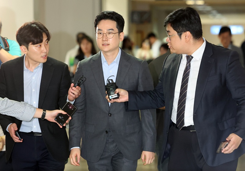 6·3지방선거 당시 발생한 정이한 전 개혁신당 부산시장 후보의 ‘피습 자작극’ 파문이 범보수 진영의 내부 공방전으로 번지고 있다. 사진은 정이한 전 개혁신당 부산시장 후보가 구속전피의자심문(영장실질심사)에 출석하기 위해 8일 오후 부산 연제구 부산지방법원 법정으로 이동하는 모습. / 뉴시스