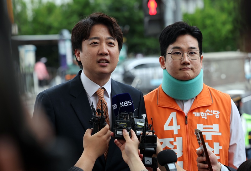 이준석 개혁신당 대표는 13일 국회에서 열린 최고위원회의에서 정이한 전 개혁신당 부산시장 후보의 피습 자작극 논란에 대해 재차 사과하면서도 “개혁신당은 당당하게 사실 관계가 확인된 내용으로 대응하겠다”고 밝혔다. 사진은 지난 4월 29일 정이한 전 개혁신당 부산시장 후보와 이준석 대표가 부산 북구 구포시장에서 언론 인터뷰를 하는 모습. / 뉴시스