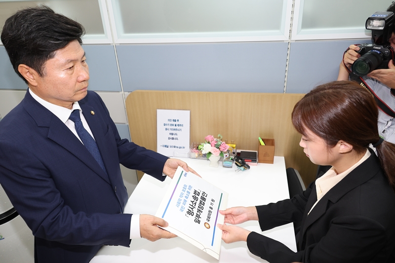 홍기원 더불어민주당 의원이 14일 국회 의원과에 사회적 약자 등 보호를 위한 보완수사권 일부 존치 형사소송법 일부개정법률안을 제출하고 있다. / 뉴시스