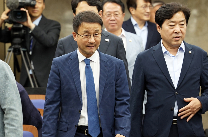 더불어민주당은 보완수사권 문제에 대한 숙의 과정에 돌입한다는 계획이다. 사진은 한병도 대표 직무대행 겸 원내대표가 14일 국회에서 열린 의원총회에 참석하고 있는 모습. / 뉴시스