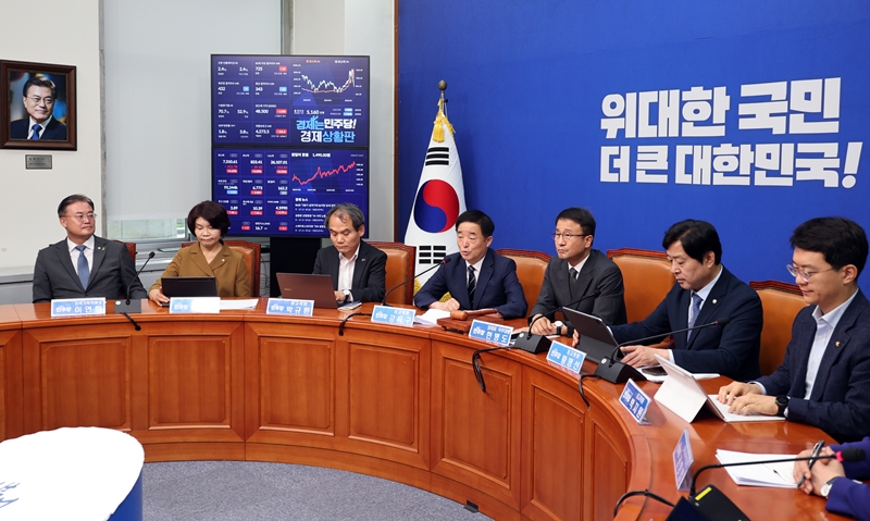 보완수사권 문제를 두고 더불어민주당 내부 대립이 격화하는 모습이다. 사진은 15일 국회에서 민주당 최고위원회의가 열리고 있는 모습. / 뉴시스