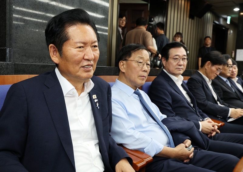 정청래 전 더불어민주당 대표를 중심으로 친청계(친정청래계) 의원들은 보완수사권 전면 폐지를 강하게 주장하고 있다. 사진은 정 전 대표가 지난 14일 국회에서 열린 의원총회에 참석해 있는 모습. / 뉴시스