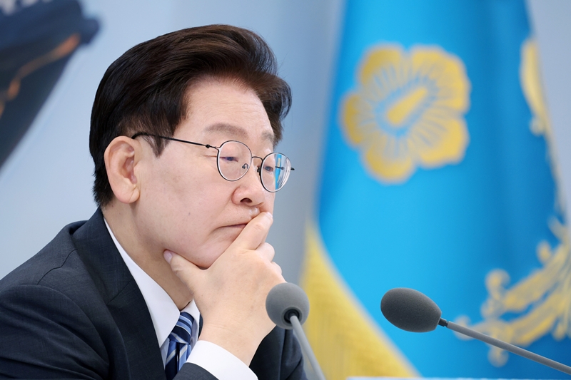 이재명 대통령이 15일 청와대 영빈관에서 열린 '삶으로 체감하는 대체불가 대한민국-국민과 함께하는 두 번째 업무보고'에서 업무보고를 경청하고 있다. / 뉴시스
