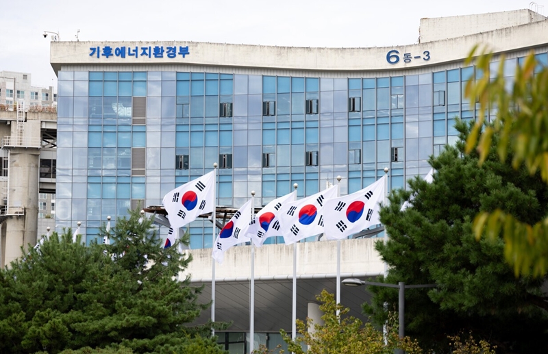 기후에너지환경부는 테슬라가 하반기 전기차 보조금 대상을 발표한 날 기습적으로 가격을 인상한 것과 관련해 내부적으로 보조금 박탈이나 축소에 대해 논의를 하지 않은 것으로 알려졌다. 