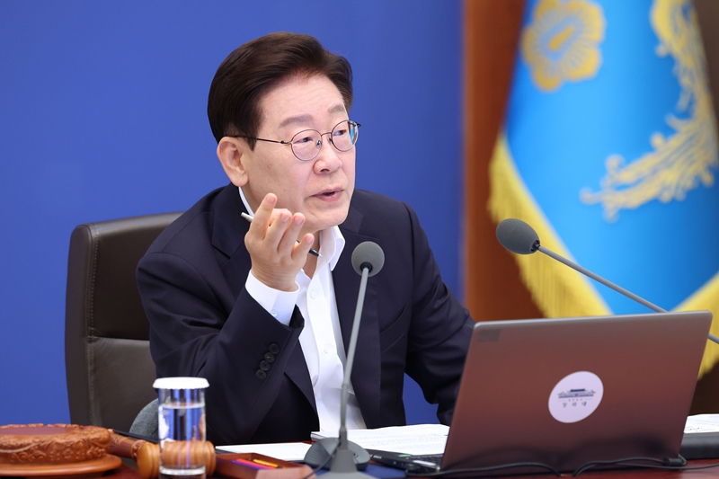 이재명 대통령이 14일 청와대에서 진행된 국무회의에서  임신중절 유도 의약품인 '미프진' 도입 필요성을 언급해 관련 논의가 수면 위로 떠올랐다.  / 뉴시스