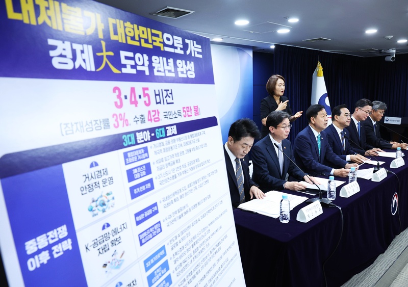 구윤철 부총리 겸 재정경제부 장관이 14일 오후 서울 종로구 정부서울청사에서 2026년 하반기 경제성장전략 관계부처 합동 브리핑을 하고 있다. 왼쪽부터 이호현 기후에너지환경부 2차관, 이억원 금융위원회 위원장, 구 부총리, 박홍근 기획예산처 장관, 류제명 과학기술정보통신부 2차관, 김이탁 국토교통부 1차관. / 뉴시스