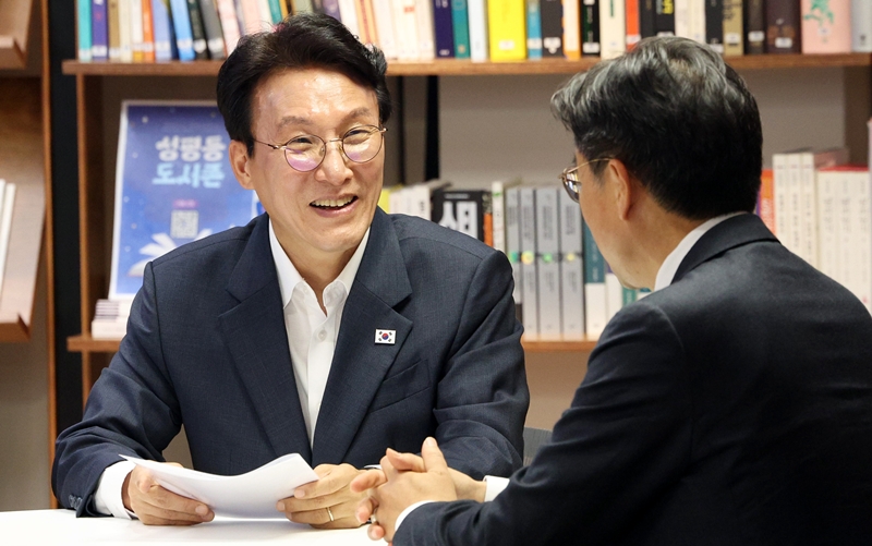 더불어민주당 8·17 전당대회 당 대표 후보 출마를 선언한 김민석 전 국무총리가 15일 서울 여의도 더불어민주당 중앙당사에서 4대혁신안 발표를 하기 전 참석 의원과 대화를 하고 있다. / 뉴시스