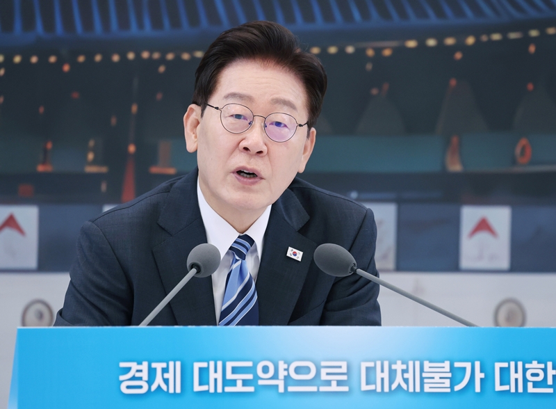 이재명 대통령이 15일 청와대 영빈관에서 열린 '삶으로 체감하는 대체불가 대한민국-국민과 함께하는 두 번째 업무보고'에서 발언을 하고 있다. / 뉴시스
