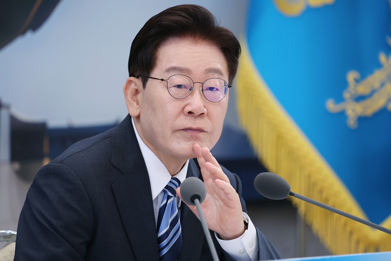 이재명 대통령은 14일 청와대에서 주재한 국무회의에서 “낙태 허용 범위 논쟁이 안 끝나면서 이걸(미프진을) 허용하지 않다 보니, 현실적으로 (약이) 필요한 여성들이 해외 직구를 통해 복용해 사고가 난다”며 “이렇게 방치하는 게 옳지 않은 것 같다”고 말했다. 사진은 15일 청와대 영빈관에서 열린 업무보고에 참석한 이재명 대통령. / 뉴시스