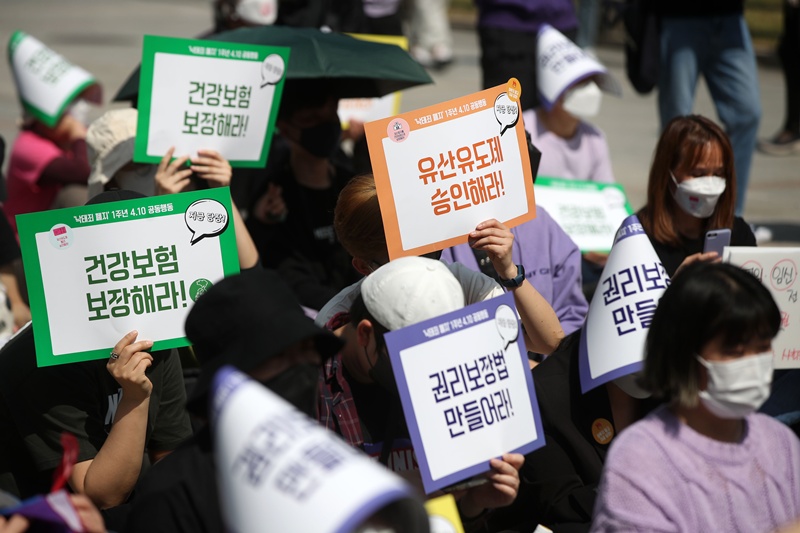 대통령의 발언에 범진보 진영은 한목소리로 반가움을 표했다. 진보당 이미선 대변인은 논평을 내고 “안전한 임신중지는 누구나 누려야 할 기본 인권이자 필수 의료 서비스”라며 “법 개정 전이라도 현재 할 수 있는 행정 절차를 밟아 미프진 품목허가를 서둘러야 한다”고 말했다. 사진은 2022년 4월 10일 여성단체와 보건단체 등 낙태죄 폐지 1년 4.10 공동행동이 서울 종로구 보신각 앞에서 집회를 개최한 모습. / 뉴시스