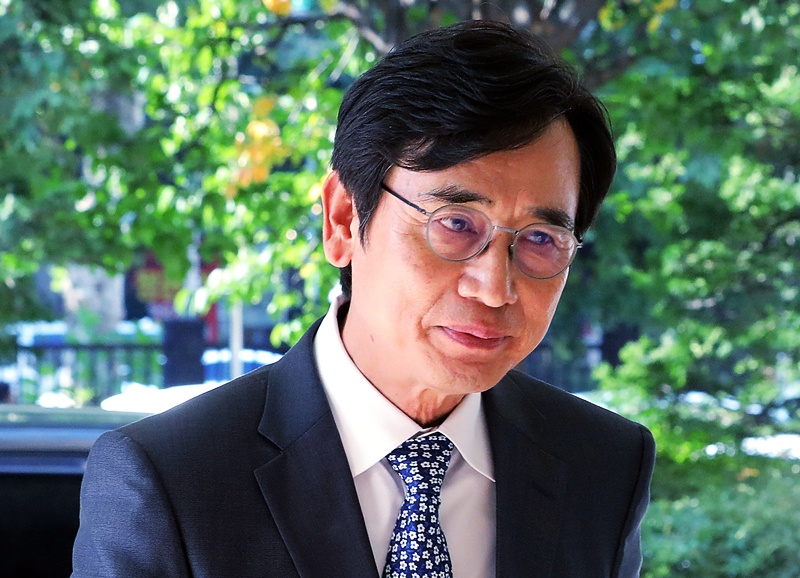 유시민 작가의 검찰개혁과 정계 개편 관련 발언을 둘러싸고 정치권 안팎에서 논란이 이어지고 있다. / 뉴시스