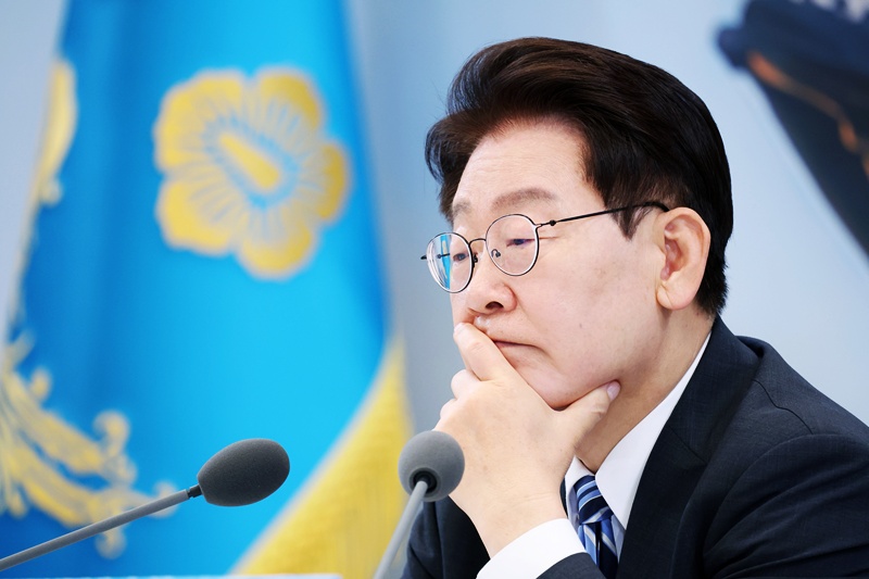 유시민 작가가 이재명 대통령의 서울시장 후보 지원과 ‘명픽(이재명 픽)’ 논란 등을 언급하며 민주당 재건축·재개발론을 제기했다. / 뉴시스
