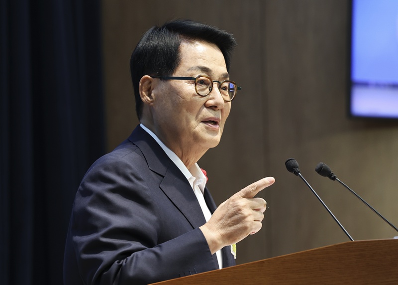 박지원 더불어민주당 의원이 유시민 작가의 발언을 두고 “지나친 논리와 비약으로 당정과 대통령을 폄훼했다”고 비판했다. / 뉴시스