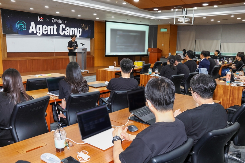 16일 KT는 온라인 기자 간담회에서 AI 혁신 프로그램을 지속 확대해 현장의 FDE(전방배치 엔지니어) 역량을 강화하겠다고 밝혔다. 사진은 지난 13일부터 15일까지 KT 분당 사옥에서 팔란티어의 FDE가 멘토로 참여한 ‘에이전트 캠프’ 모습. / KT