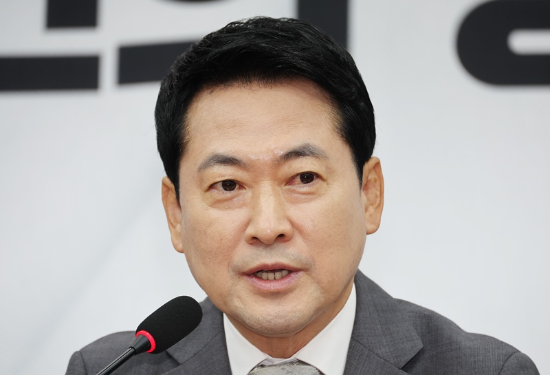장동혁 국민의힘 대표는 16일 국회에서 열린 최고위원회의에서 “동해에서 우리 해군 장병이 차갑게 식어가고 있을 때 대통령은 골프채를 휘두르고 있었다는 의혹이 제기되고 있다”며 “골프 친 것이 맞다면 명백한 탄핵 사유”라고 밝혔다.