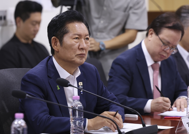 더불어민주당 당권주자로 나선 정청래 더불어민주당 전 대표가 16일 오전 서울 여의도 국회 의원회관에서 열린 검사 권력 오남용 사례로 본 형사소송법 개정 긴급 토론회에 참석해 있다. / 뉴시스