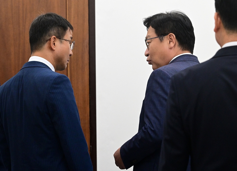 여야는 22대 후반기 국회 원 구성 협상에 대한 접전을 찾지 못하는 상황에서 상대 당을 향한 압박에 나서고 있다. 사진은 한병도(왼쪽) 더불어민주당 대표 직무대행 겸 원내대표와 정점식 국민의힘 원내대표가 지난 14일 국회에서 국회의장 주재 여야 원내대표 회동을 하기 위해 의장실로 들어서며 대화를 나누고 있는 모습. / 뉴시스