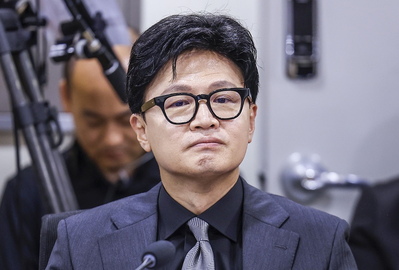 한동훈 무소속 의원의 국민의힘 복당에 빨간불이 켜졌다. 최근 안철수 의원과의 12·3 비상계엄 당시 ‘당사 소집’을 둘러싼 진실 공방이 공개 충돌로 비화하며 복당 행보에 제동이 걸렸기 때문이다. / 뉴시스