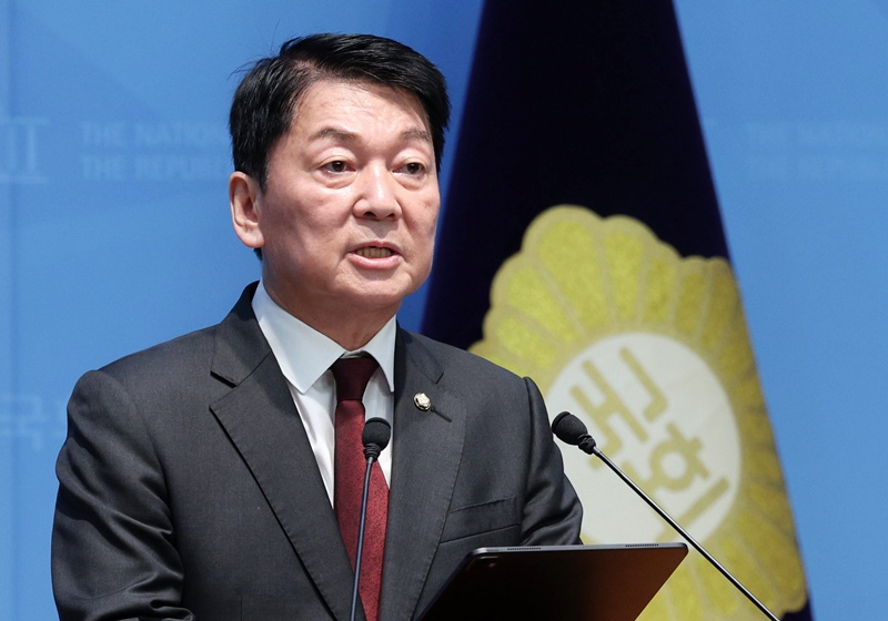 안철수 의원은 지난 12일 국회에서 기자회견을 열고 한 의원의 복당 반대 입장을 공식적으로 밝혔다. 그는 “추경호 시장 재판에 증인으로 진술한 후 상상도 하지 못했던 반응을 접했다”며 “한동훈 의원이 복당한다면 당이 어떻게 혼란에 휩싸일지, 그 예고편을 목격할 수 있었다”고 말했다. / 뉴시스