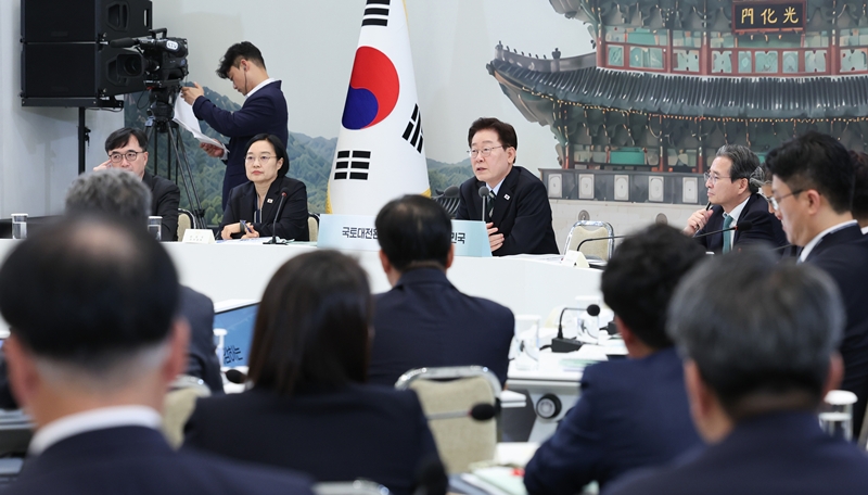 이재명 대통령이 16일 청와대 영빈관에서 열린 '삶으로 체감하는 대체불가 대한민국-국민과 함께하는 두 번째 업무보고'에서 발언하고 있다. (청와대통신사진기자단) / 뉴시스