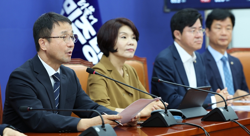 한병도 더불어민주당 대표 직무대행 겸 원내대표가 21일 국회에서 열린 원내대책회의에서 발언하고 있다. / 뉴시스
