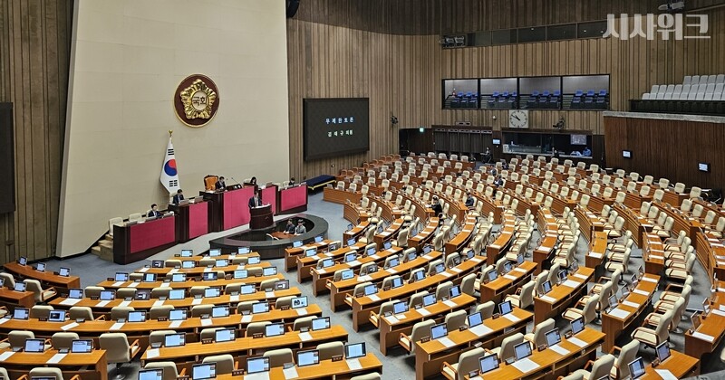 ​​더불어민주당이 필리버스터(무제한 토론)와 패스트트랙(신속처리안건)과 관련된 국회법 개정을 예고했다. 사진은 김태규 국민의힘 의원이 21일 국회 본회의에서 ‘2차 종합특검 연장법’에 대한 필리버스터를 진행하고 있는 모습 / 전두성 기자
